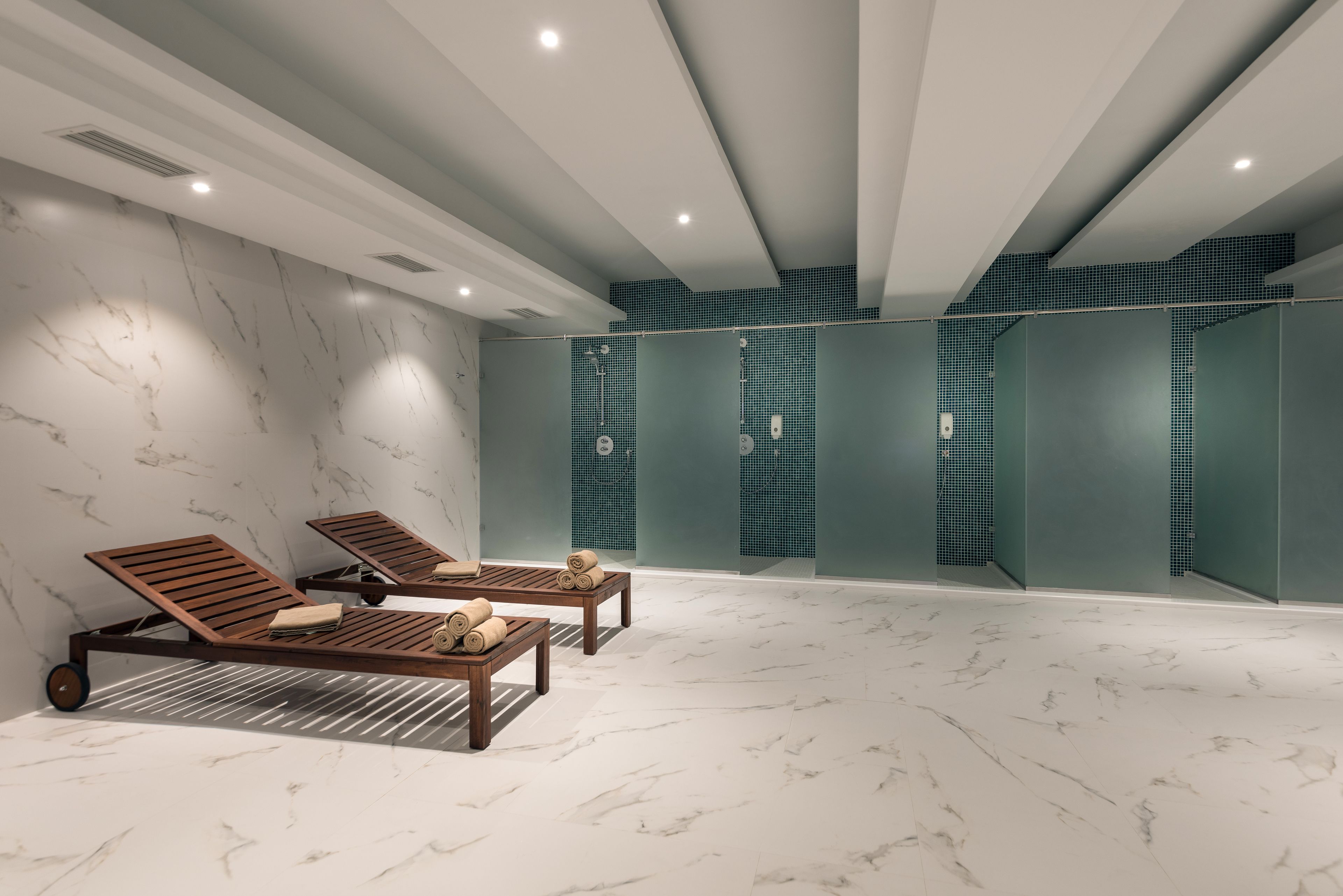 Un sauna, baño turco, baño turco/hammam, salas de tratamiento o masajes