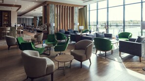 Lobby lounge, garden views, open daily - Wyndham Garden Astana (Astana)