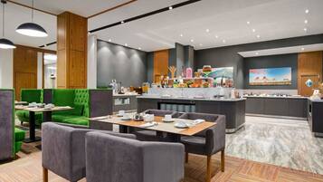 每日供应自助式早餐(每人 KZT 5500)