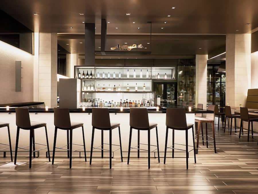 2 bars/lounges, cocktail bar