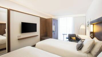 Standaard Twin kamer, 2 eenpersoonsbedden | Een kluis op de kamer, een bureau, verduisterende gordijnen