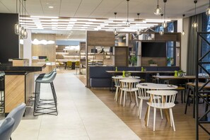 Breakfast, lunch, dinner served; international cuisine  - Courtyard by Marriott Edinburgh West (Edinburgh)