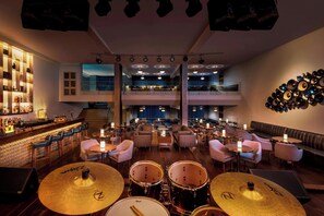 3 restaurantes; se sirven desayunos y cocina local e internacional 