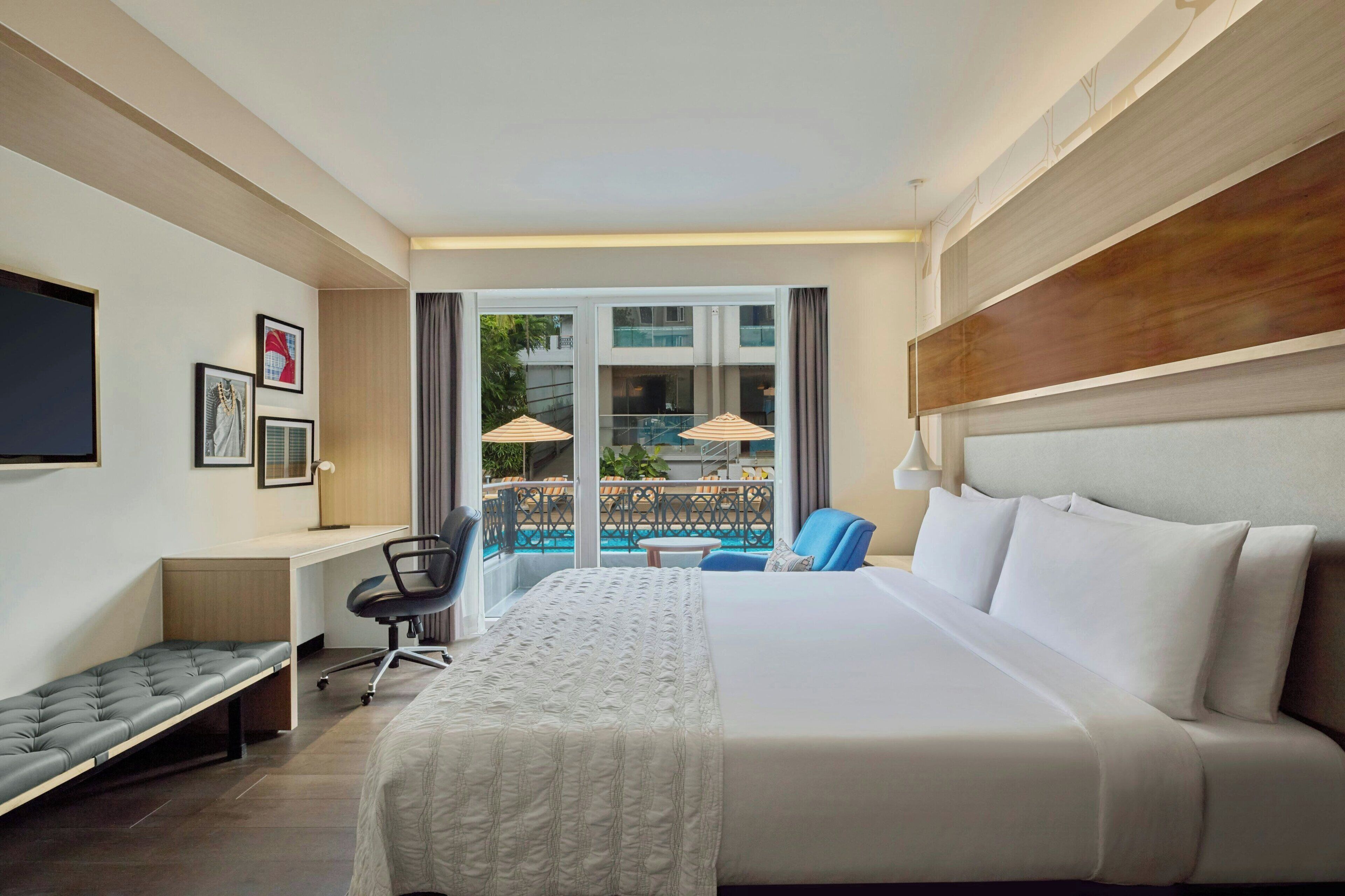 Klassieke kamer, 1 kingsize bed, uitzicht op zwembad (Balcony) | Zwembad | Een buitenzwembad en parasols bij het zwembad