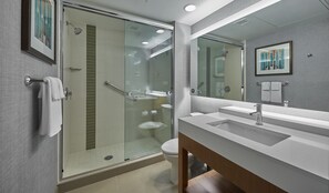 Douche, articles de toilette de luxe, sĂšche-cheveux, serviettes fournies