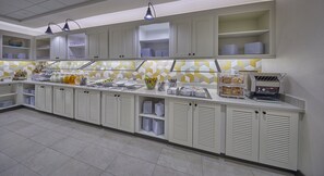 Petit déjeuner buffet (11 USD par personne)