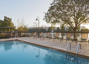 室外游泳池,日光浴躺椅