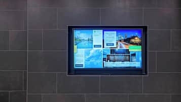 Un display digitale mostra informazioni utili per i viaggi, come aggiornamenti meteo e attrazioni locali.