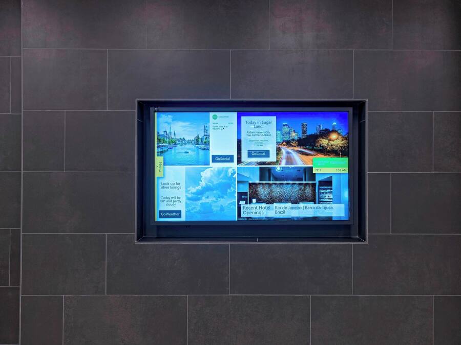 Un display digitale mostra informazioni utili per i viaggi, come aggiornamenti meteo e attrazioni locali.