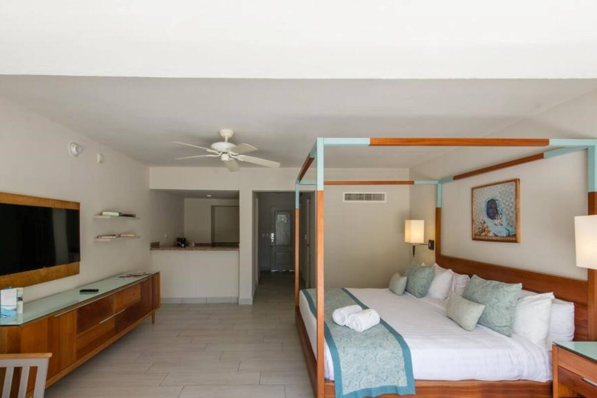 Minibar, in-room safe, desk, iron/ironing board