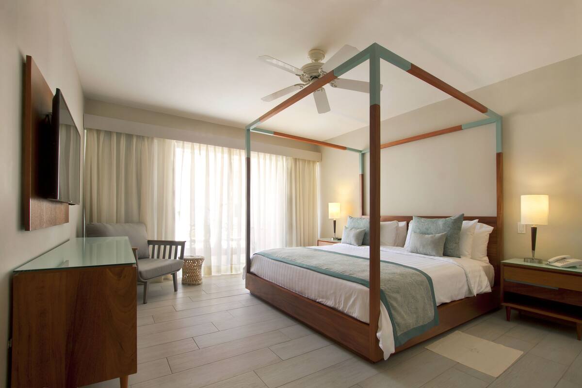 Superior Room | Minibar, in-room safe, desk, iron/ironing board