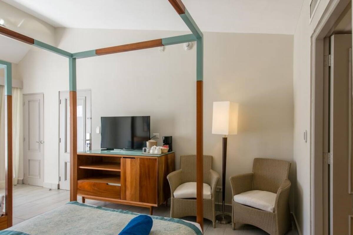 Minibar, in-room safe, desk, iron/ironing board