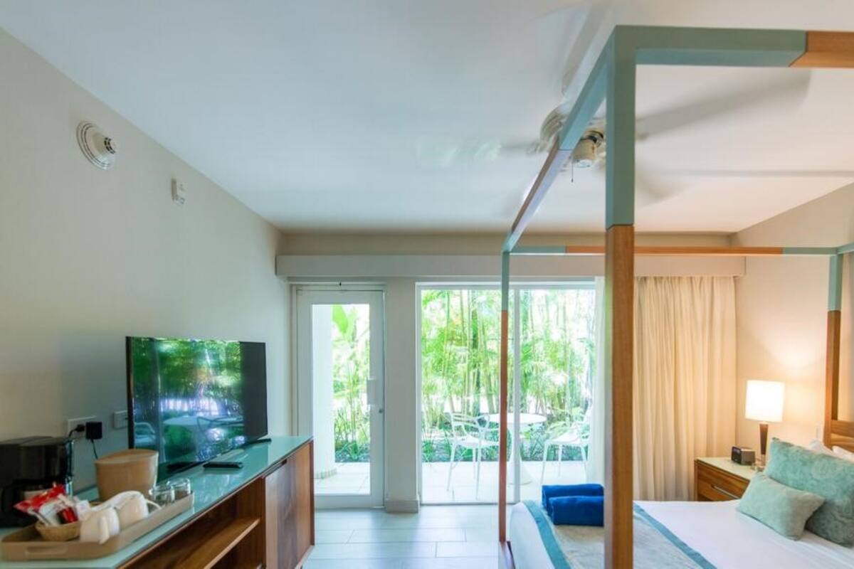 Garden Room | Minibar, in-room safe, desk, iron/ironing board