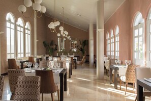 4 restoran, sarapan, makan tengah hari dihidangkan; masakan Caribbean