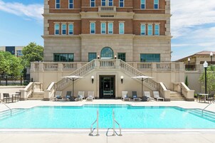 Outdoor pool, free cabanas, pool umbrellas