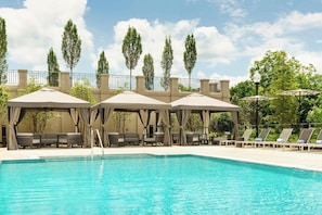 Piscine extérieure (ouverte en saison), cabanons gratuits