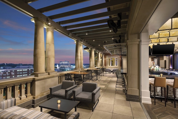 3 restaurants; breakfast and dinner served