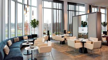 2 restaurantes; se sirve cocina española