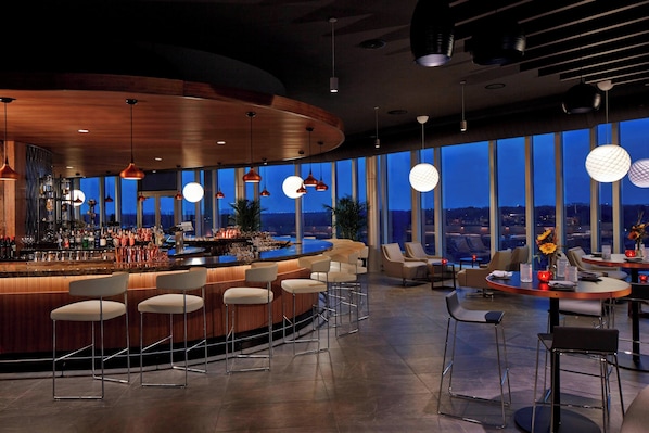 3 bars/lounges