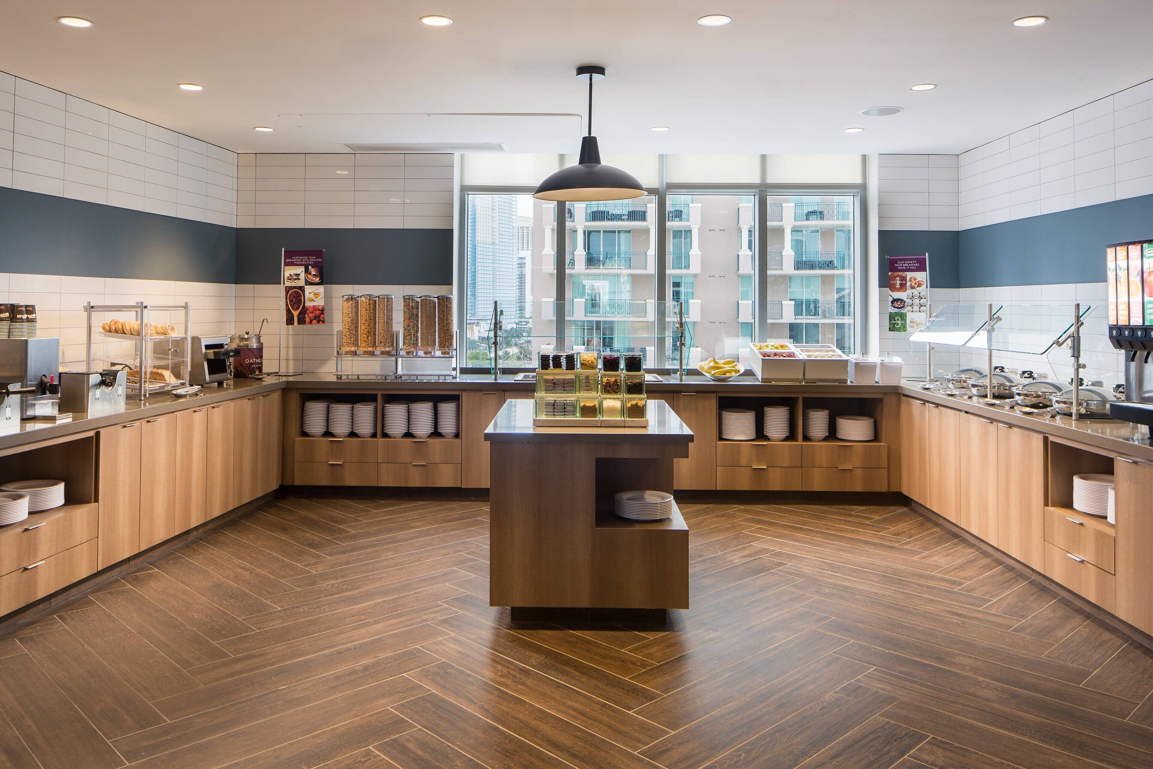 Se sirven desayunos, almuerzos y cenas; cocina americana