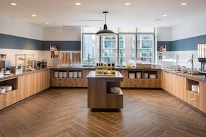 Se sirven desayunos, almuerzos y cenas; cocina americana