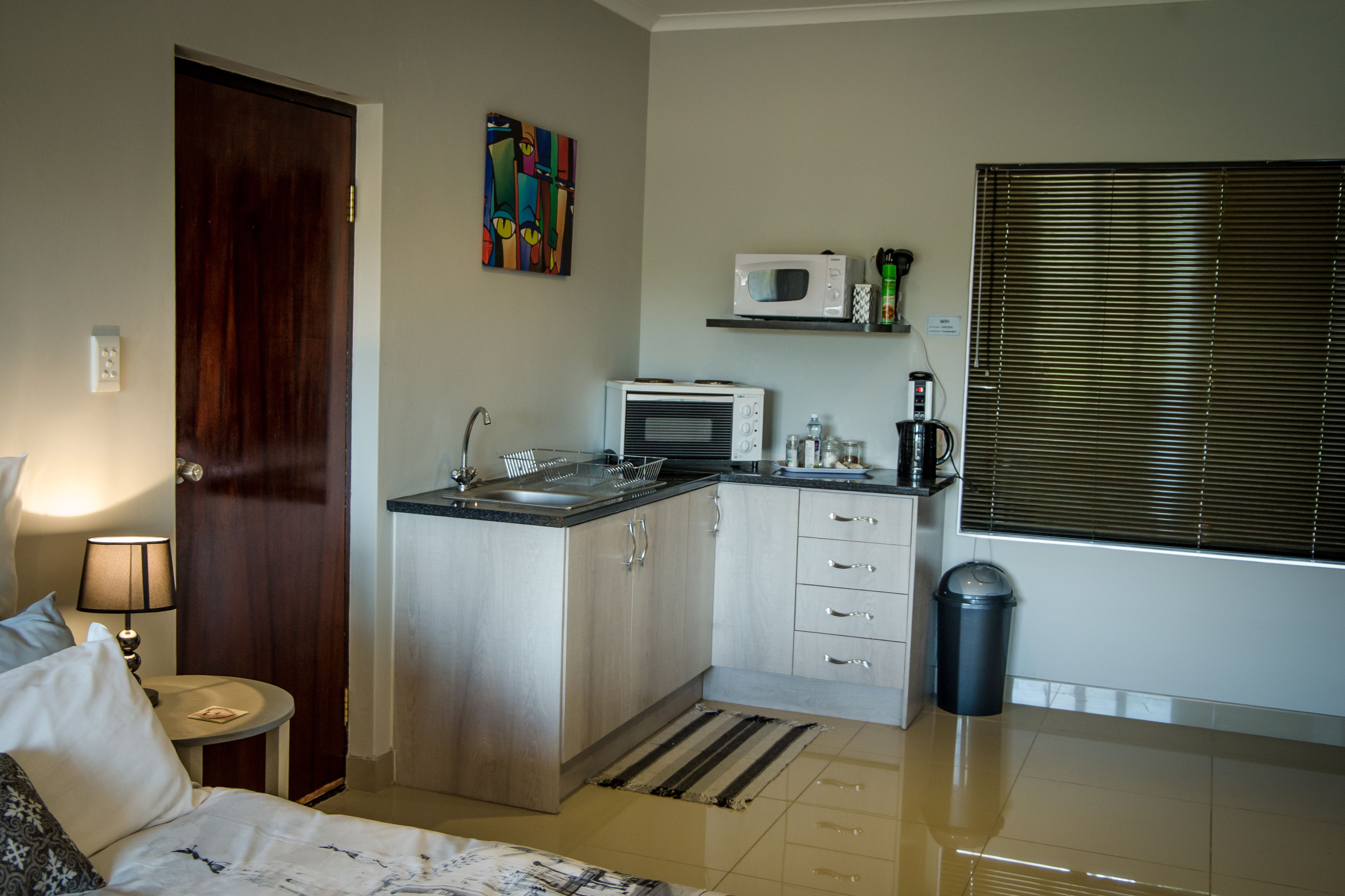 Deluxe Upstairs Apartment | Private kitchenette