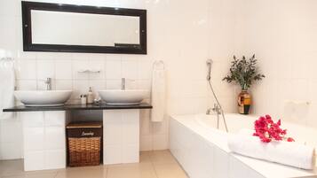 Deep-soaking bathtub