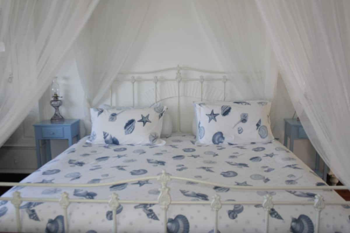 Master Suite | Premium bedding, in-room safe, desk, cots/infant beds