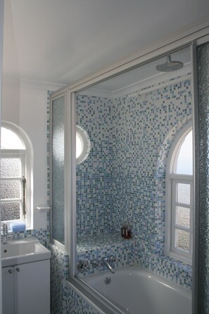 Suite Confort, 1 habitación | Baño | Ducha, secador de pelo y toallas