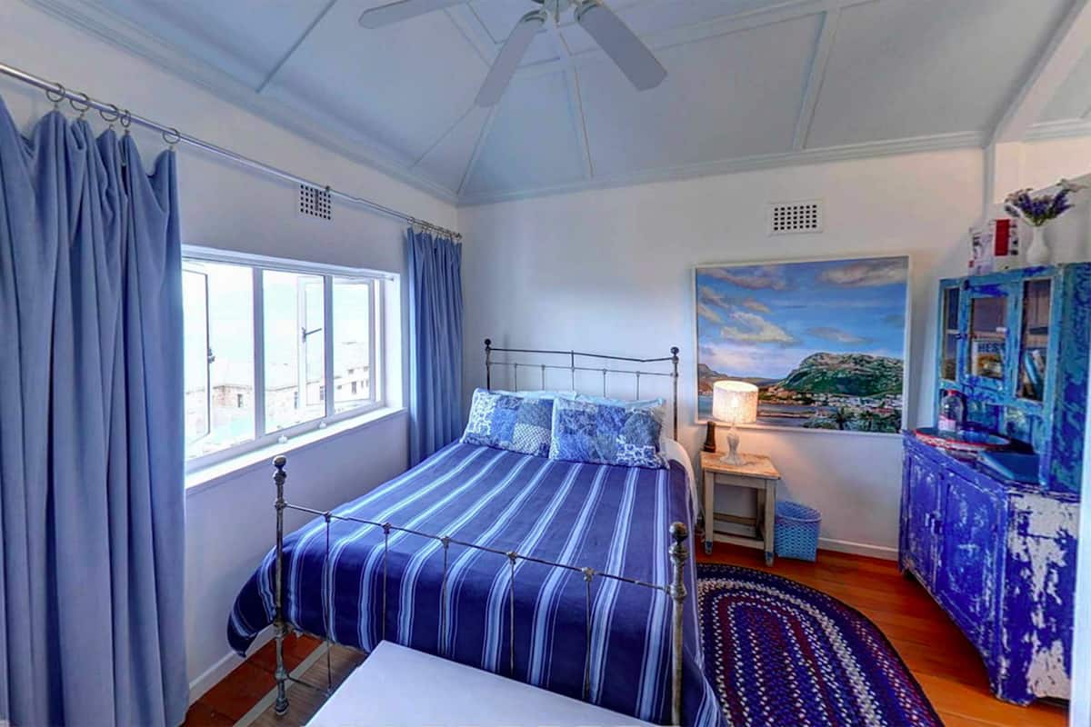Cape View | Premium bedding, in-room safe, desk, cots/infant beds