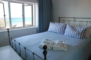 Cape View | Premium bedding, in-room safe, desk, cots/infant beds - Blue On Blue Bed and Breakfast (Cape Town)