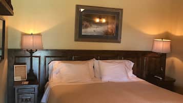 Standard Double Room, 1 King Bed, Private Bathroom | Premium bedding, individually furnished, desk, bed sheets