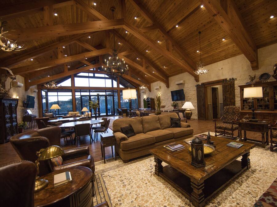 2 bars/lounges, cocktail bar