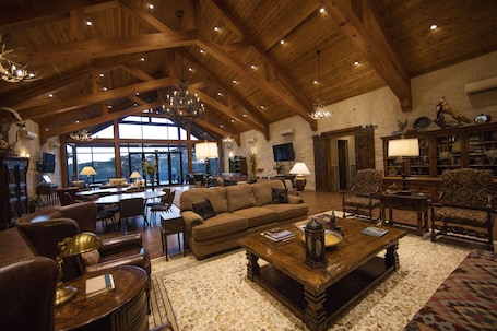 2 bares y 1 bar de copas. Joshua Creek Ranch