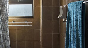 Douche, serviettes fournies