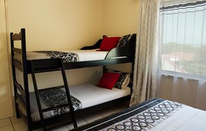 2 chambres, coffres-forts dans les chambres, draps fournis
