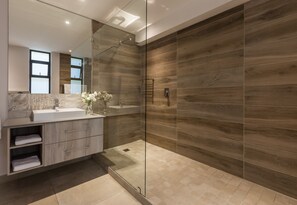Suite estudio Deluxe, 1 habitación | Baño | Regadera, amenidades de baño gratuitas, secadora de cabello, toallas 