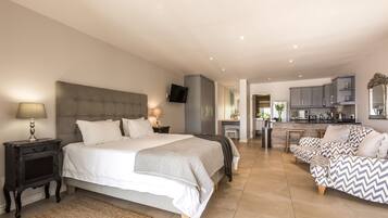 Unit 3 | In-room safe, free WiFi, bed sheets