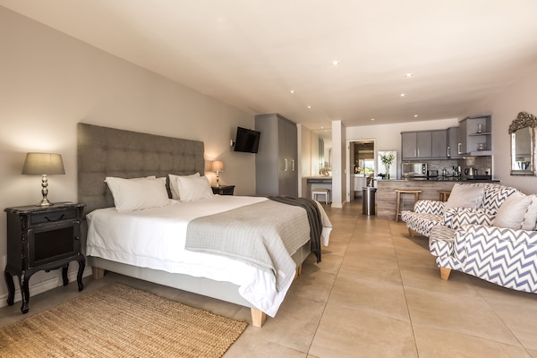Unit 3 | In-room safe, free WiFi, bed sheets