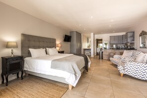 In-room safe, free WiFi, bed sheets - Sunrise Bay Self-Catering Accommodation (Plettenberg Bay)