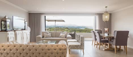 Ático de lujo, 2 habitaciones | Zona de estar | Una televisión de pantalla plana