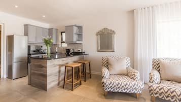 Unit 3 | Private kitchen | Full-sized fridge, microwave, stovetop, coffee/tea maker