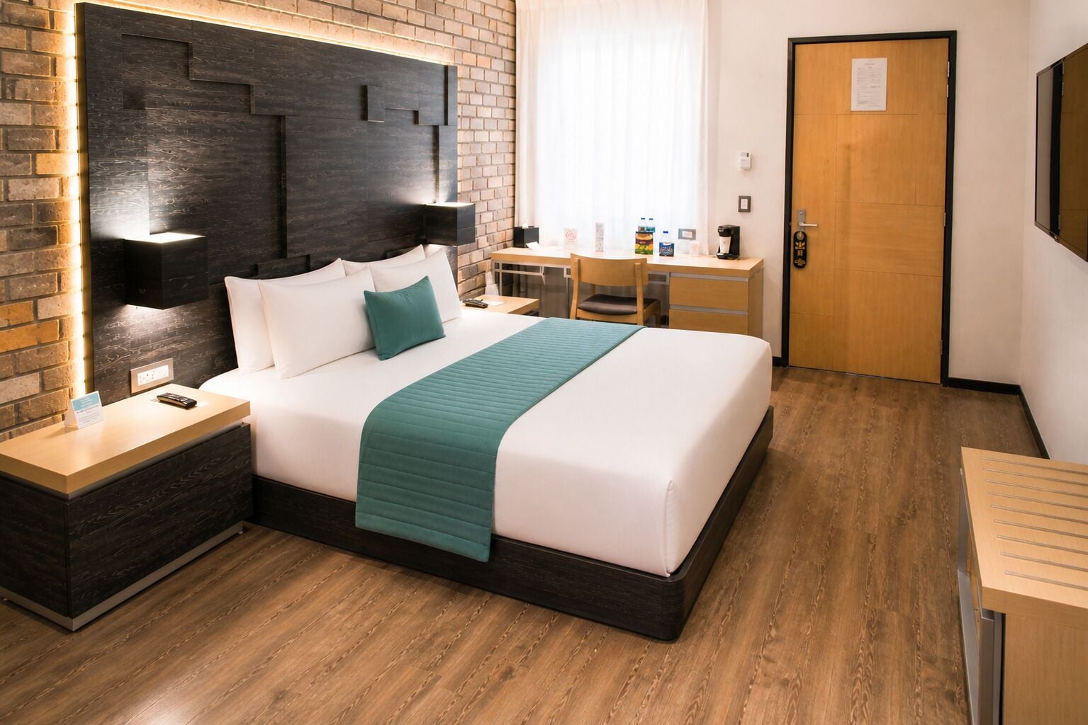 Ropa de cama de alta calidad, caja fuerte, escritorio
