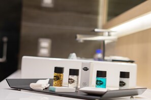 Artículos de higiene personal gratuitos, secador de pelo y toallas