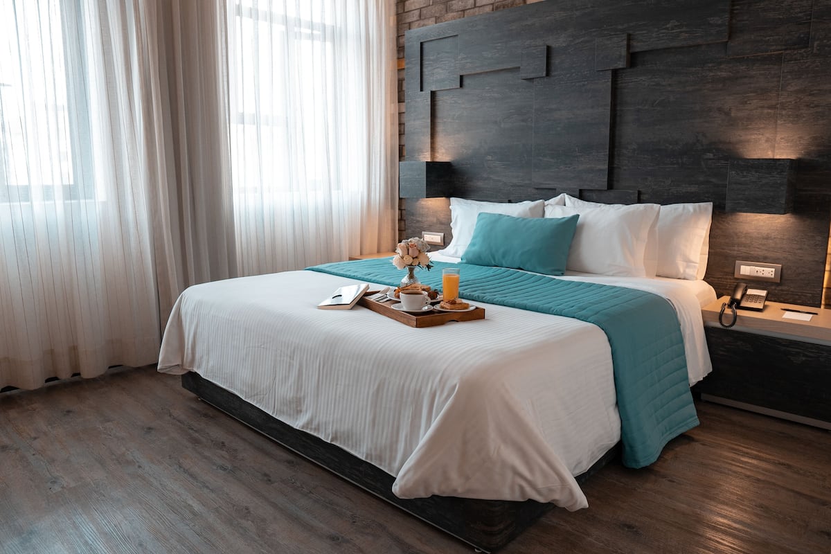 1 Schlafzimmer, hochwertige Bettwaren, Zimmersafe, Schreibtisch