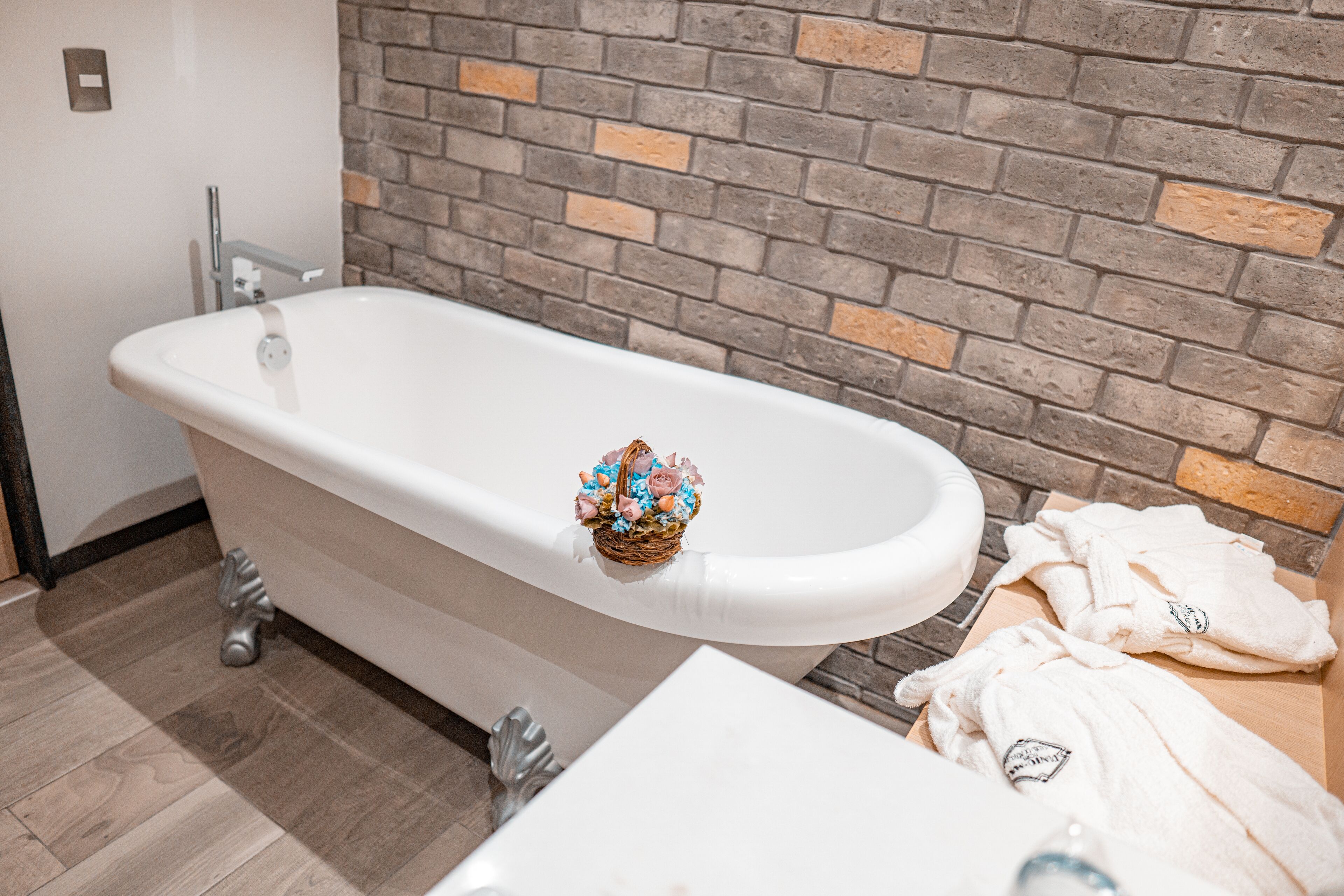 suite, bathtub | deep-soaking bathtub