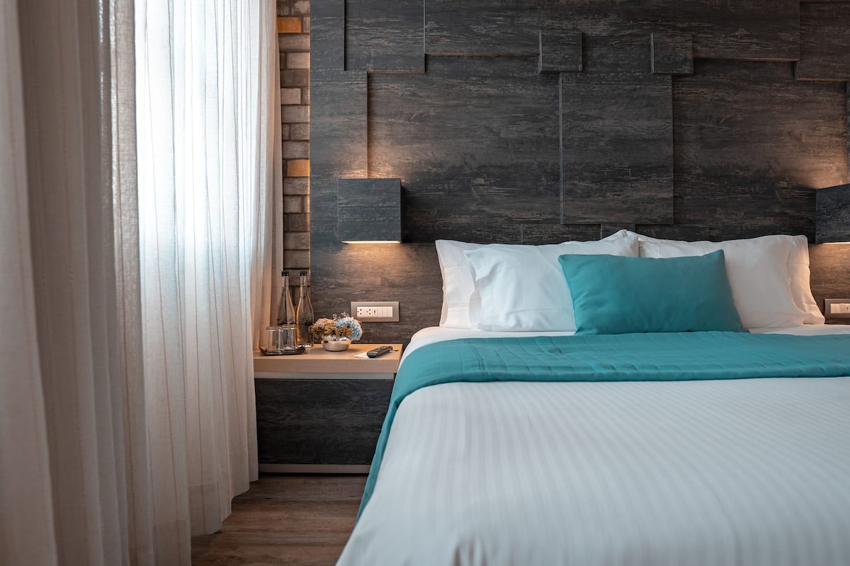 1 Schlafzimmer, hochwertige Bettwaren, Zimmersafe, Schreibtisch