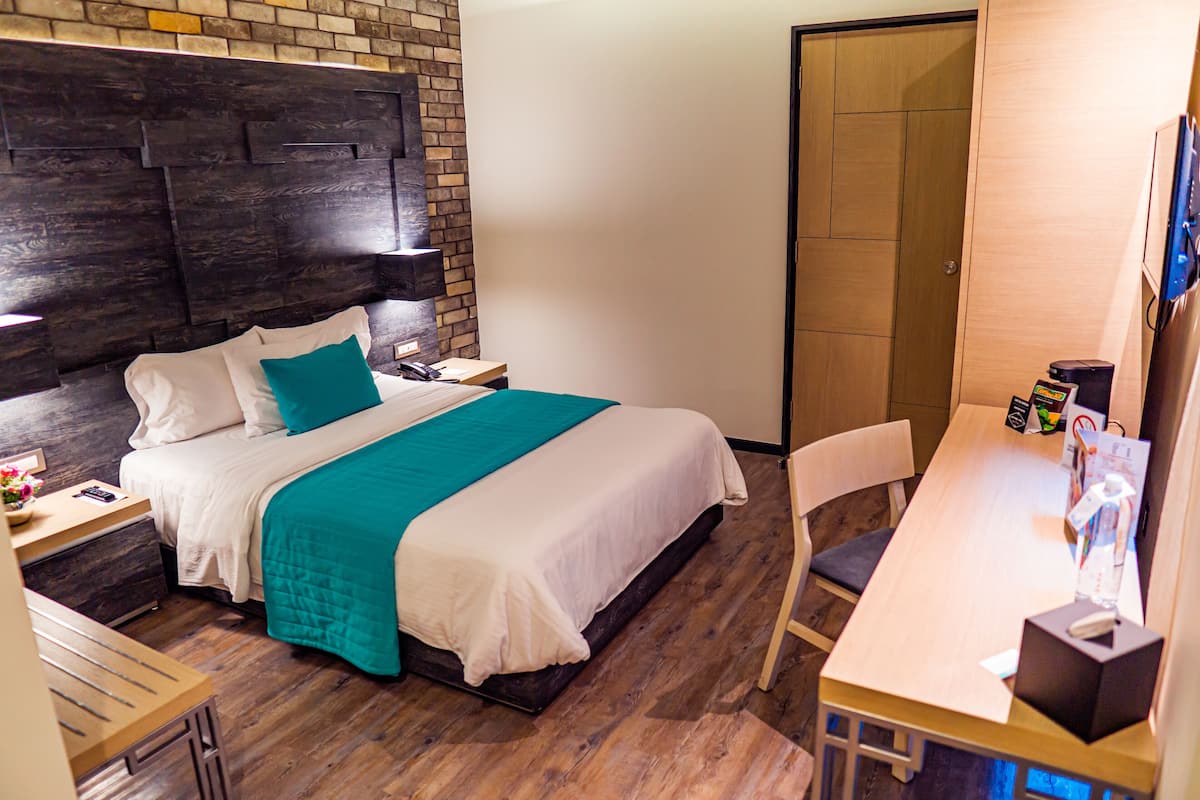 Deluxe-Zimmer, 1 Queen-Bett | 1 Schlafzimmer, hochwertige Bettwaren, Zimmersafe, Schreibtisch