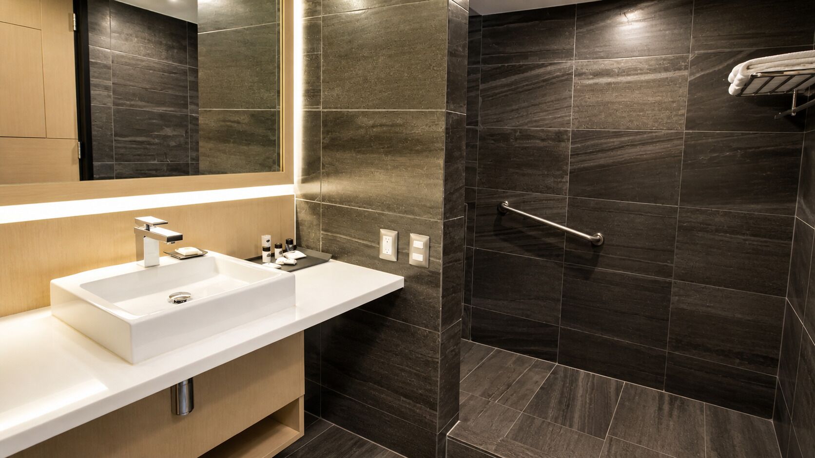 Articles de toilette gratuits, sèche-cheveux, serviettes fournies, savon