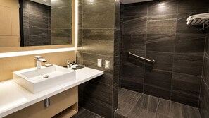 Gratis toiletartikelen, een haardroger, handdoeken, zeep